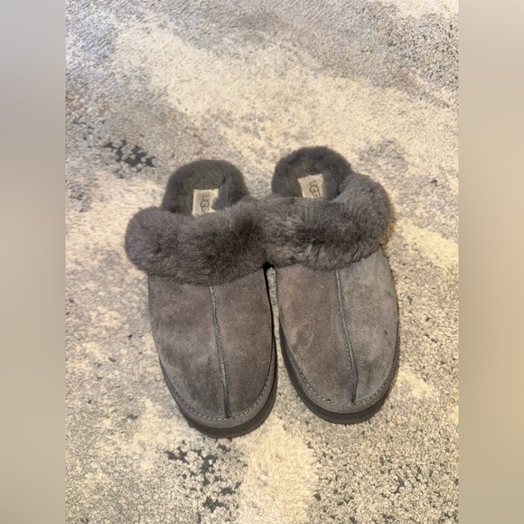 UGG Slippers - Picture 1 of 4